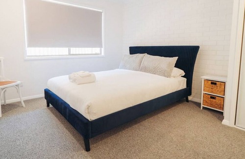 Currimundi House | 1/15 Croydon Av · 2 Bdrm 5min walk to Beach & lake