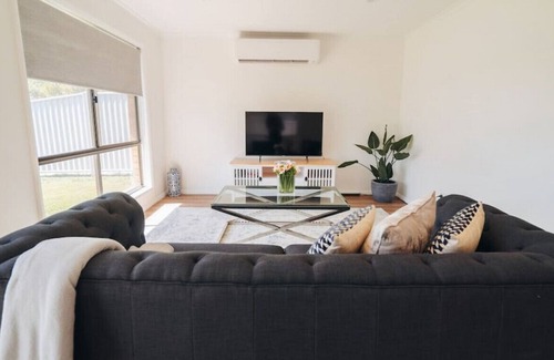 Currimundi House | 1/15 Croydon Av · 2 Bdrm 5min walk to Beach & lake