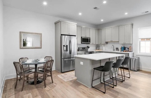 Old Town Alexandria Apartment | ★1/2 Block from King Street, King Bed In the ♥ of Old Town ~ Free Parking★