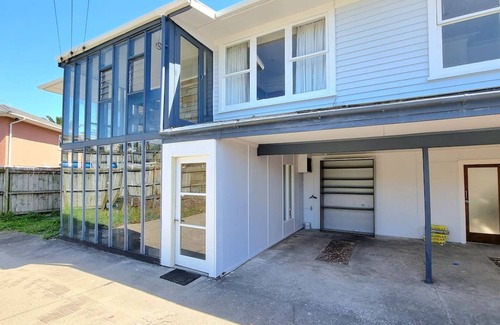 Hillsborough Apartment | 1/2 Melrose 2BR - 2 Melrose Road East, Hillsborough, Auckland 1042
