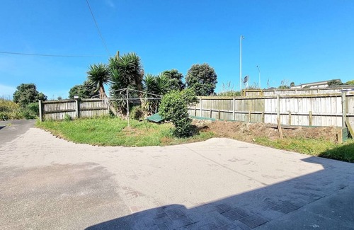 Hillsborough Apartment | 1/2 Melrose 2BR - 2 Melrose Road East, Hillsborough, Auckland 1042