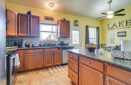 Zwolle House | 1/2 Mi to Toledo Bend Lake: Water-View Retreat