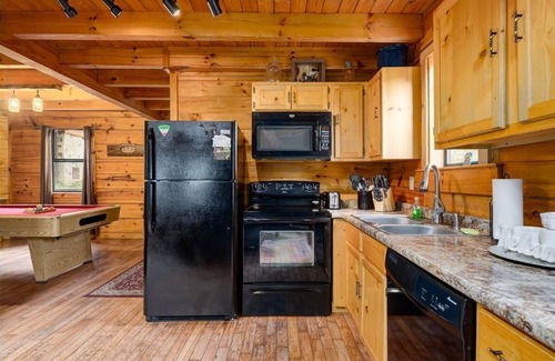 Gatlinburg Cabin | 1/2 mile to downtown Gatlinburg & the Great Smoky Mountains National Park!