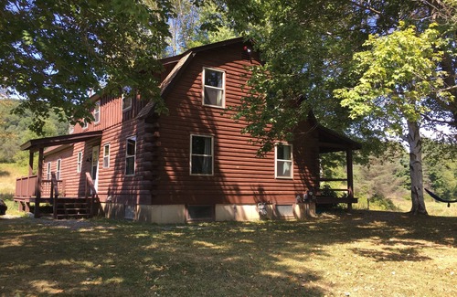 Ellicottville Cabin | 1/2 mile to EVL, Lake, HOT TUB, Pets welcome