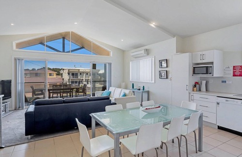 Anna Bay House | 1/32 Ocean Avenue - three bedrooms, three bathrooms, air con, boat parking & water views