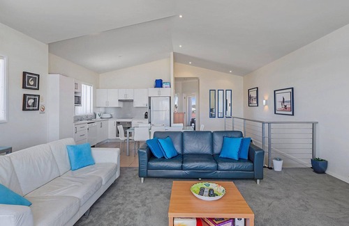 Anna Bay House | 1/32 Ocean Avenue - three bedrooms, three bathrooms, air con, boat parking & water views