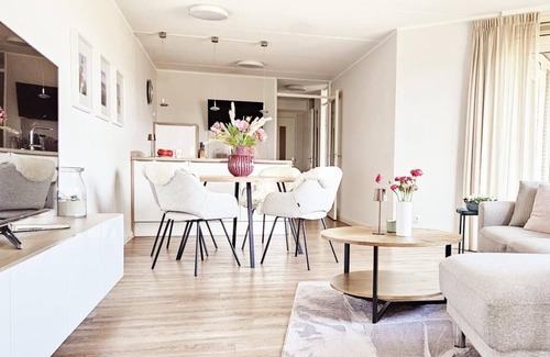 Nes Apartment | 1 - 4 Personen 1. Etage, Haustiere Willkommen Balkonausrichtung Nach Osten mit Freier Aussicht in die Dünen 2 Schlafzimmer, 1 Badezimmer mit Dusche und Badewanne, WC Separat