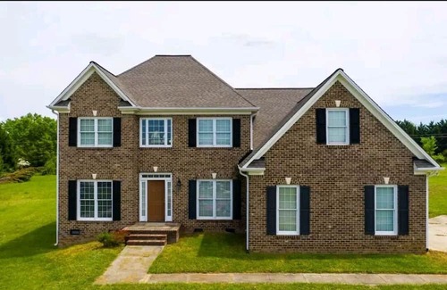 McLeansville House | 1.5 acre Quiet residential property 5 bedroom home