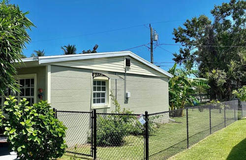Rock Ridge House | 1.5 mile 2 Beach Our Cottage = Aloe Vero clean, neat and fun 🤩 Great Location!