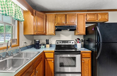 Clay City Cottage | 1,600 Acres | Pool | Pond | Fishing | | WiFi near Red River Gorge, KY!