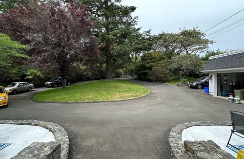 Gordon Head House | 1.7 Acres Beautiful waterfront house near downtown and UVIC