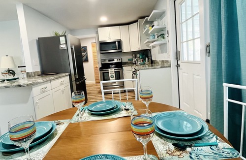 Jensen Beach Cottage | 1.7 to Ocean! 4Beds, 2 Bikes,W&D, Grill,Park Boat, Pickleball, Screened TV porch
