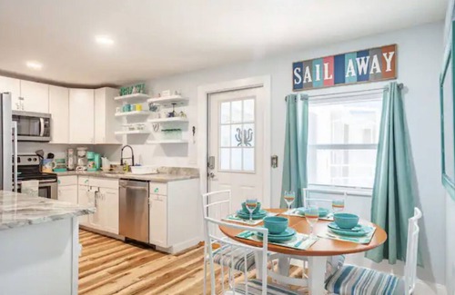 Jensen Beach Cottage | 1.7 to Ocean! 4Beds, 2 Bikes,W&D, Grill,Park Boat, Pickleball, Screened TV porch