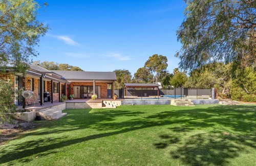 West Busselton House | 1 Acre of Bush, Pool, Trampoline, Monkey Bars & Basketball Court. Free WIFI