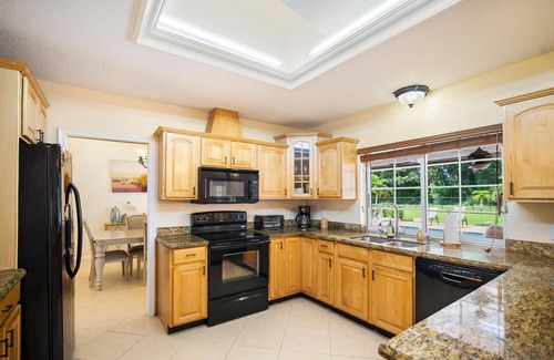 Wellington House | 1 acre spacious pool home in the Heart of Wellington