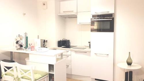 Les Aunettes Apartment | 1 APPART 2 PIECES NEUF PROCHE GARE PARKING NETFLIX Evry Courcouronnes