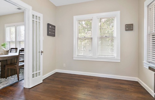 Hillsboro House | #1 Art Filled 2 Bed Tudor Brick Home - Downtown Hillsboro