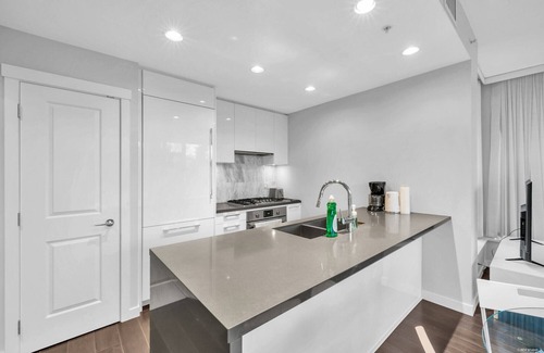 Vancouver Apartment | 1-BDR&1-Bath | 800 sq.ft | AC | Free WiFi & Parking | Quiet Neighbor