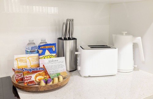 Rocklea Apartment | 1 Bdr Apt! GST Credits! Kitchen! Parking! 214F1