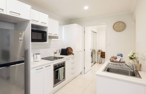 Rocklea Apartment | 1 Bdr Apt w/AC & Kitchen | Parking | 216F1