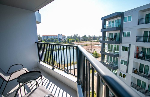 Kram Condo | 1 bdrm high floor, 2 minutes to the beach, Wi-Fi, Kitchen