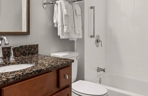 Central Business District Resort | 1-Bdrm Suite in NOLA Historic Warehouse District Near the Famous French Quarter
