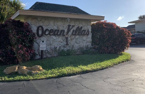 Fort Pierce Villa | 1 Bed/1Bath. Golf Course/Pond View condo. On 9th fairway.