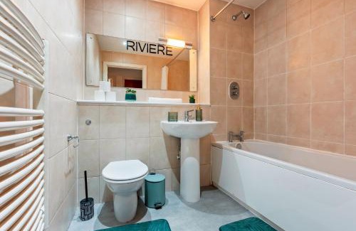Theatreland Birmingham Apartment | 1 Bed Apartment Sleeps 5 - Balcony - WiFi & Tv