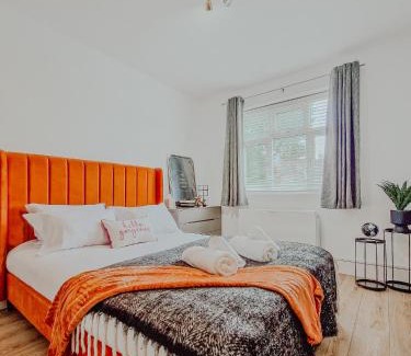 Camden Town with Primrose Hill Apartment | 1-Bed Camden Retreat 2 minutes Walk to Market and Tube