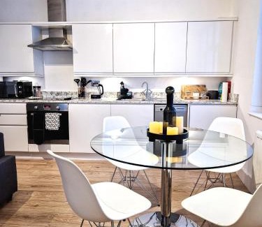 Camden Town with Primrose Hill Apartment | 1-Bed Camden Retreat 2 minutes Walk to Market and Tube