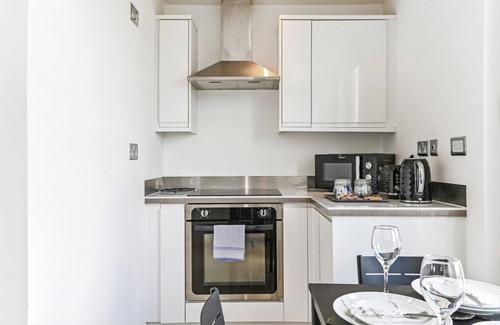 Victoria Park Apartment | 1 Bed Canton near Cardiff City Center Free Parking