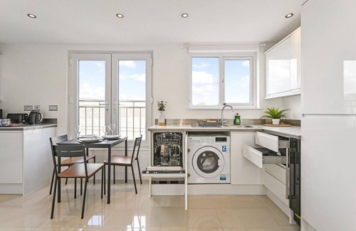 Victoria Park Apartment | 1 Bed Canton near Cardiff City Center Free Parking