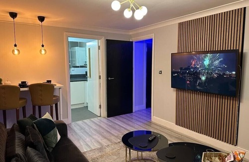 The Westside Apartment | 1 Bed Flat - Sleeps 2 - Jacuzzi - Parking - Wifi