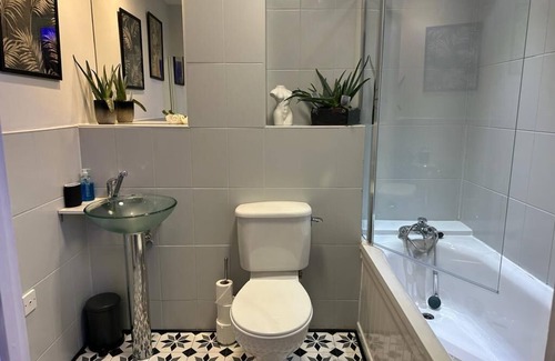 The Westside Apartment | 1 Bed Flat - Sleeps 2 - Jacuzzi - Parking - Wifi