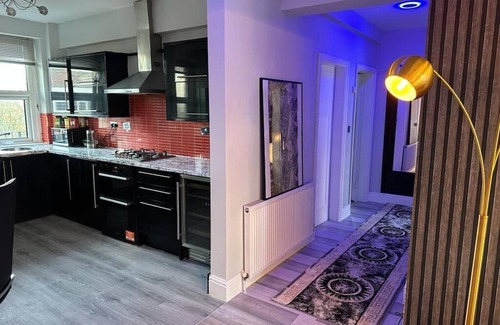 Edgbaston Apartment | 1 Bed Flat - Sleeps 2 - Jacuzzi - Parking - Wifi
