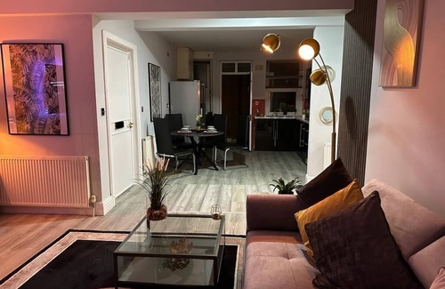 Edgbaston Apartment | 1 Bed Flat - Sleeps 2 - Jacuzzi - Parking - Wifi