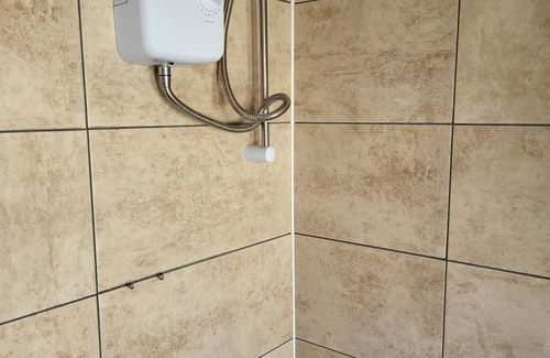 Stone Apartment | 1 Bed Flat - Sleeps 2 - Parking - Wifi