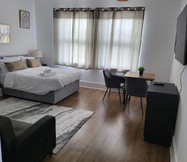 Stone Apartment | 1 Bed Flat - Sleeps 3 - Parking - Wifi