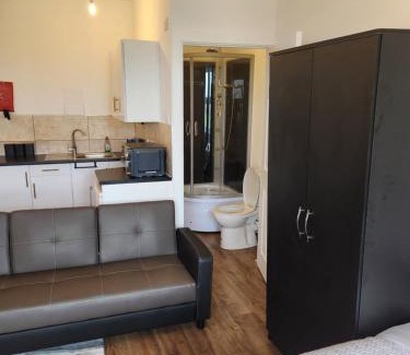 Stone Apartment | 1 Bed Flat - Sleeps 3 - Parking - Wifi