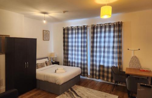 Stone Apartment | 1 Bed Flat - Sleeps 3 - Parking - Wifi