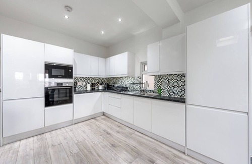 College Park and Old Oak House | 1 Bed Flat - Sleeps 3 - Parking - Wifi
