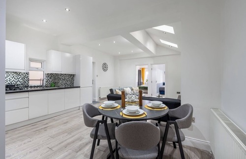 College Park and Old Oak House | 1 Bed Flat - Sleeps 3 - Parking - Wifi