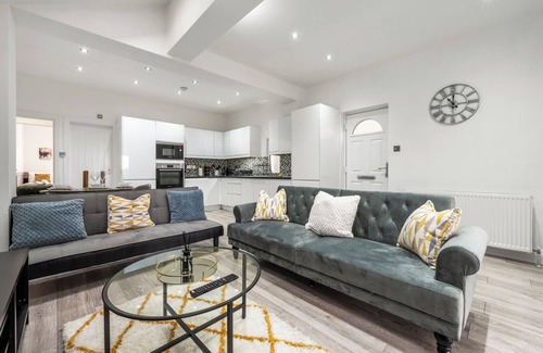 College Park and Old Oak House | 1 Bed Flat - Sleeps 3 - Parking - Wifi