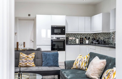 College Park and Old Oak House | 1 Bed Flat - Sleeps 3 - Parking - Wifi