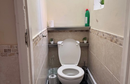 Oadby Apartment | 1 Bed Flat - Sleeps 5 - Parking - Wifi