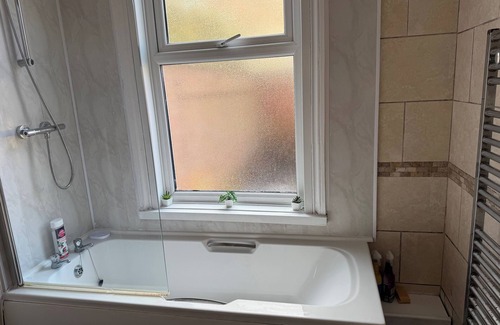 Oadby Apartment | 1 Bed Flat - Sleeps 5 - Parking - Wifi