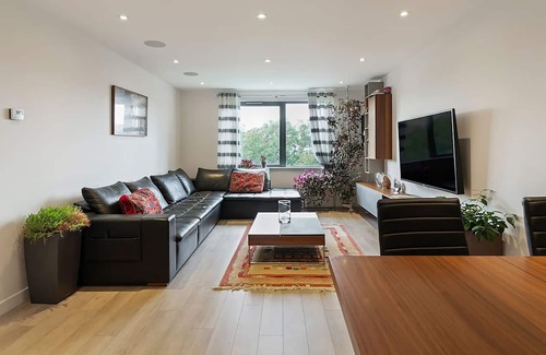 Friern Barnet Apartment | 1-Bed Flat| Spacious| Near Station| North London