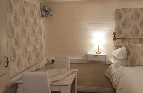 Netley Cabin | 1 Bed Lodge - Southampton - Sleeps 2 - Parking