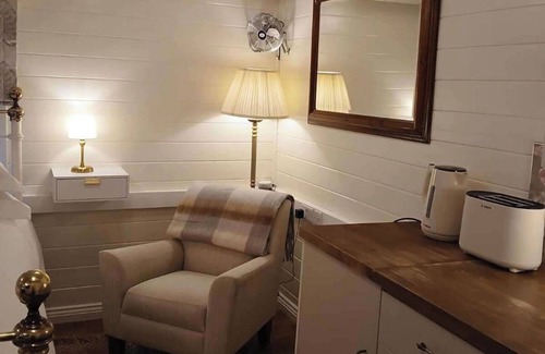Netley Cabin | 1 Bed Lodge - Southampton - Sleeps 2 - Parking