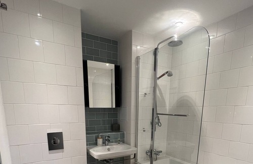 Canning Town Apartment | 1 bed modern apartment w/ access to gym and Skygarden